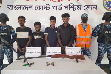 মোংলায় অস্ত্র ও গুলিসহ ৪ বনদস্যু আটক