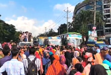 সোনারগাঁয়ে ঈদ-ই মিলাদুন্নবীর ছুটির দাবিতে শ্রমিকদের মহাসড়ক অবরোধ