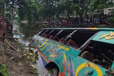 লক্ষ্মীপুরে বাস খালে পড়ে নিহত বেড়ে ৫