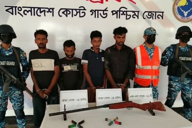 সুন্দরবনে অস্ত্রসহ ছোট সুমন বাহিনীর ৪ দস্যু আটক