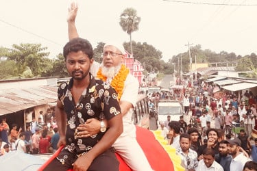 নওগাঁয় প্রধান শিক্ষককে হাতির পিঠে চড়ে বিদায় দিল শিক্ষার্থীরা