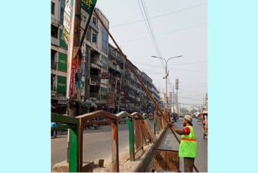 শহরের সৌন্দর্য রক্ষায় ব্যানার-ফেস্টুন অপসারণ করেছে ডিএনসিসি