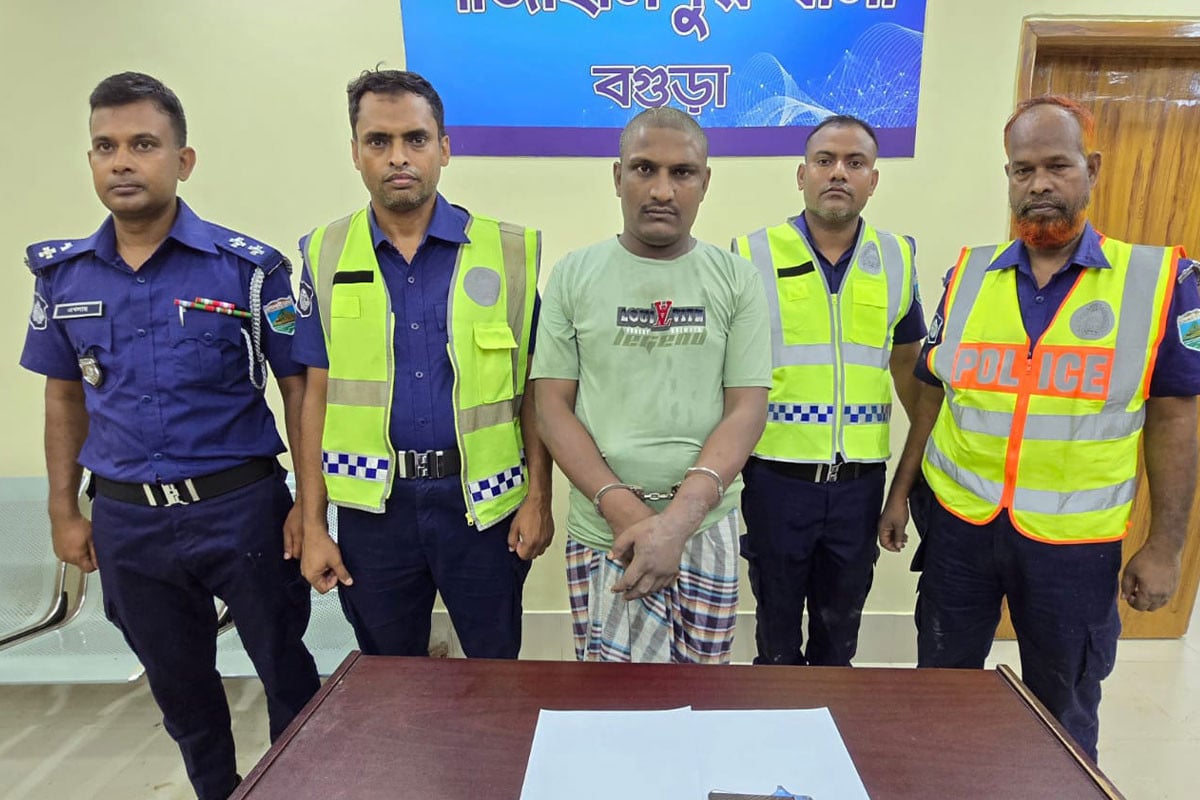 বগুড়ায় ২৩ মামলার আসামি অস্ত্রসহ গ্রেফতার