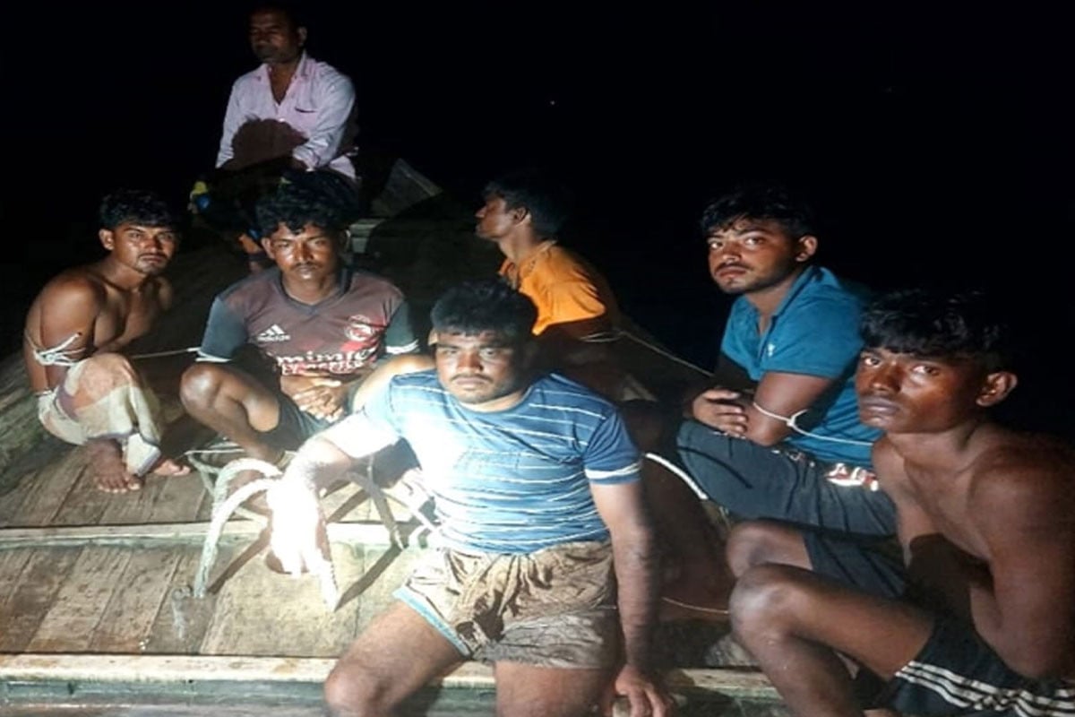 সুন্দরবনে অবৈধ মাছ ধরায় ট্রলারসহ আটক ৬