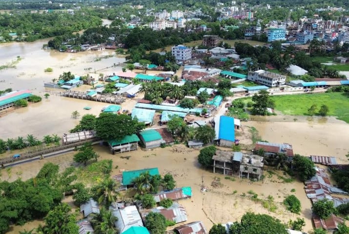 খাগড়াছড়িতে চেঙ্গি নদীর পানি বৃদ্ধি পেয়ে পাহাড়ি ঢলে ৬০০ শতাধিক পরিবার পানির নিচে