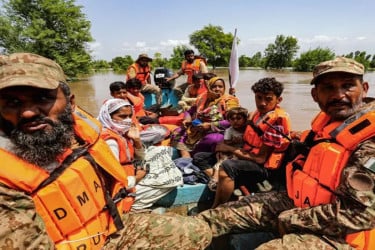 পাকিস্তানে বন্যার্তদের উদ্ধারকারী নৌকা উল্টে পাঁচজনের মৃত্যু