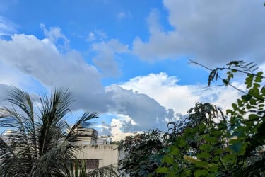 ঢাকার বাতাস আজ সহনীয়, দূষণের শীর্ষে রিয়াদ