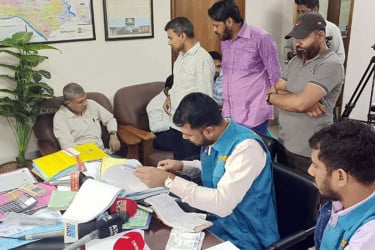 ভুয়া জ্বালানির খরচ দেখিয়ে কোটি টাকা আত্মসাতের অভিযোগ, নগর ভবনে দুদকের অভিযান