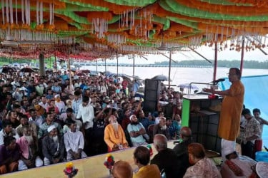 তিস্তা মহাপরিকল্পনা কাজের উদ্বোধনের দাবিতে নদীপথে আলোর মিছিল