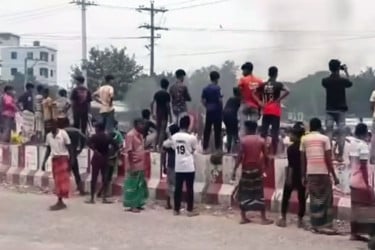 পাবনা-১ আসন পুনর্বহালের দাবিতে মহাসড়ক অবরোধ