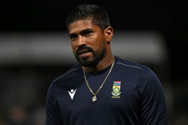 বোলিং পরীক্ষায় উতরে ক্রিকেটে ফিরলেন প্রোটিয়া স্পিনার