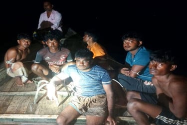 সুন্দরবনে অবৈধ মাছ ধরায় ট্রলারসহ আটক ৬