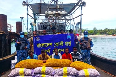 আলু-রসুন পাচারের সময় সেন্টমার্টিনে ১০ জন আটক