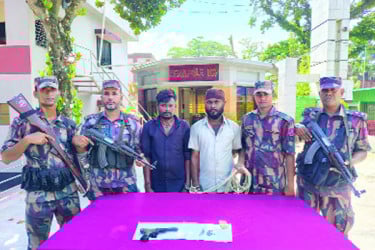 কাঁচা মরিচবোঝাই ভারতীয় ট্রাকে পিস্তল গুলি, দুজন আটক