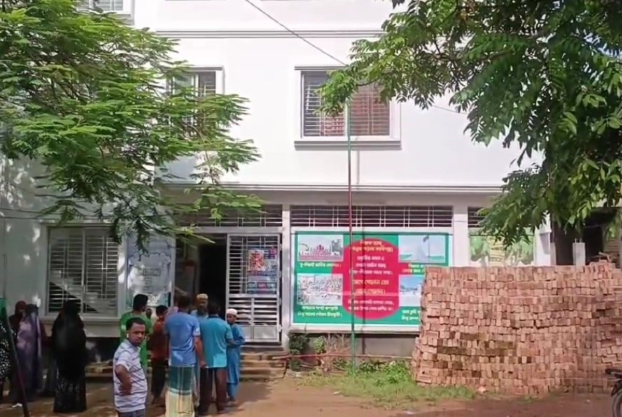 কুমিল্লার বাসায় মিলল বিশ্ববিদ্যালয় ছাত্রী ও মায়ের লাশ