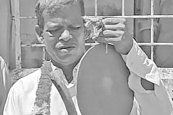 ছুটির ঘণ্টা বাজিয়ে অবসরে