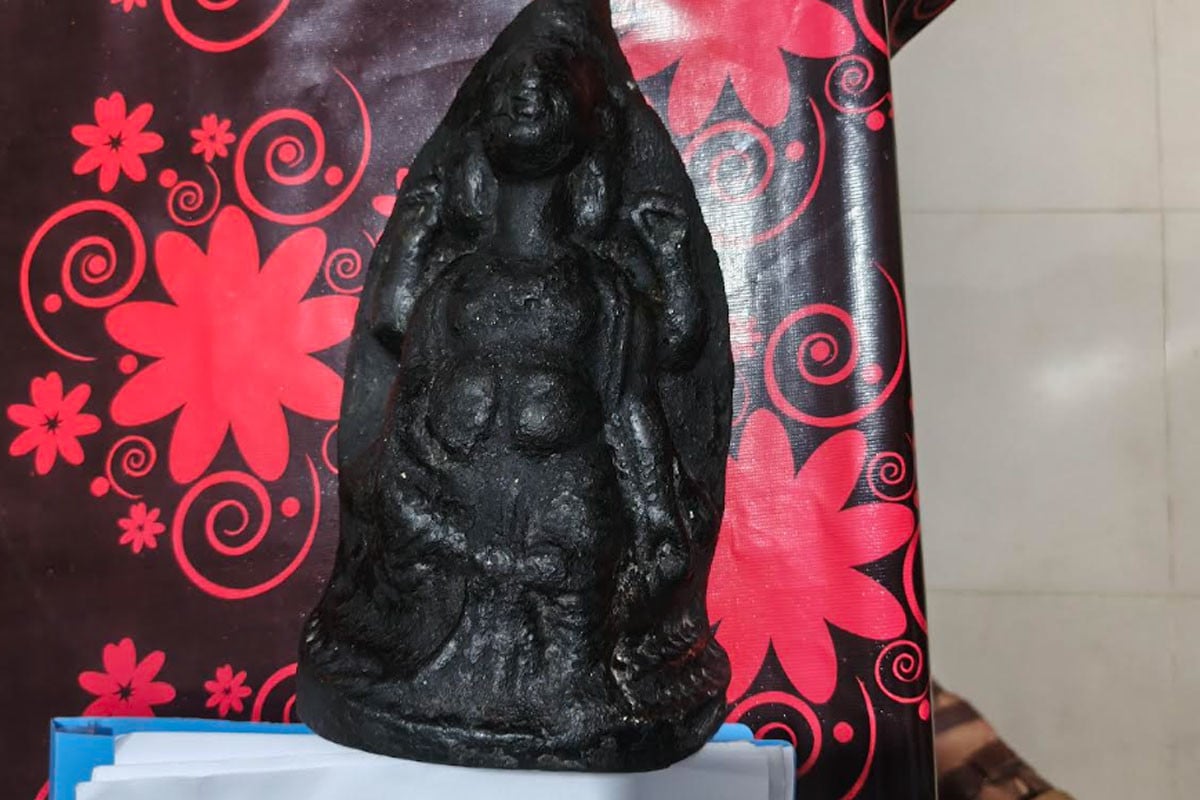 চুম্বকের গুঁড়া লাগিয়ে মূর্তি তৈরি করে প্রতারণা, পুলিশের হাতে ধরা ৪