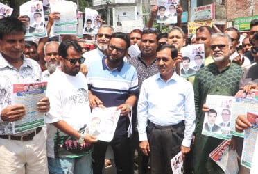 নওগাঁয় বিএনপির ৩১ দফার লিফলেট বিতরণ