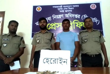 মেহেরপুরে হেরোইনসহ আটক ১