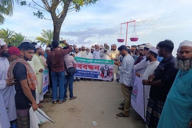 সুবর্ণচরে মেঘনার ভাঙন আতঙ্কে লক্ষাধিক পরিবার, মানববন্ধন
