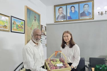খালেদা জিয়ার জন্য মৌসুমি ফল পাঠালো ভুটান