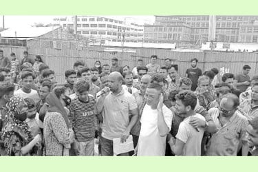 বেতন বৃদ্ধির দাবিতে মহাসড়ক অবরোধ, যানজট ভোগান্তি
