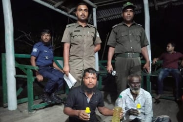 সুন্দরবনে ঢোকার সময় ৯ বোতল কীটনাশকসহ আটক দুই