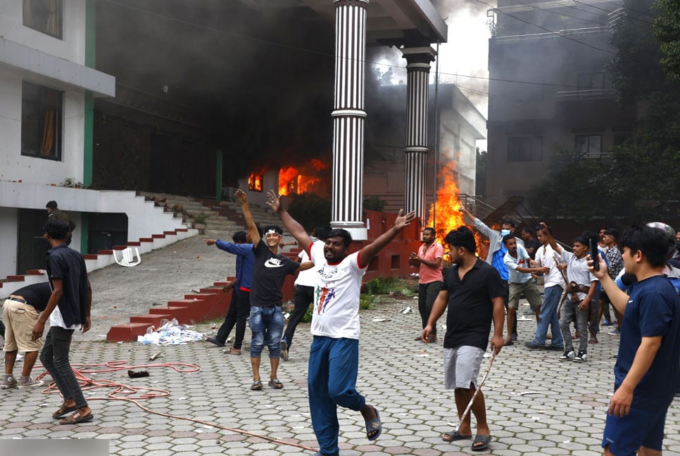 নেপালে সহিংস বিক্ষোভে জ্বলছে নেতা-মন্ত্রীদের বাড়ি