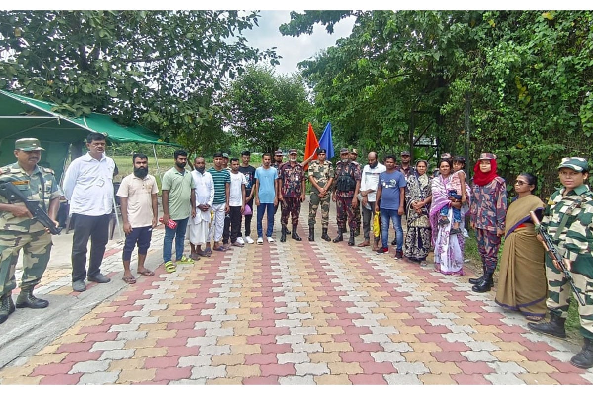 অনুপ্রবেশকারী ১২ বাংলাদেশিকে হস্তান্তর করলো বিএসএফ