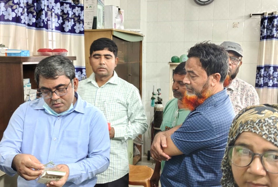 চুয়াডাঙ্গায় মেয়াদোত্তীর্ণ ওষুধ ও রি-এজেন্ট রাখায় জরিমানা
