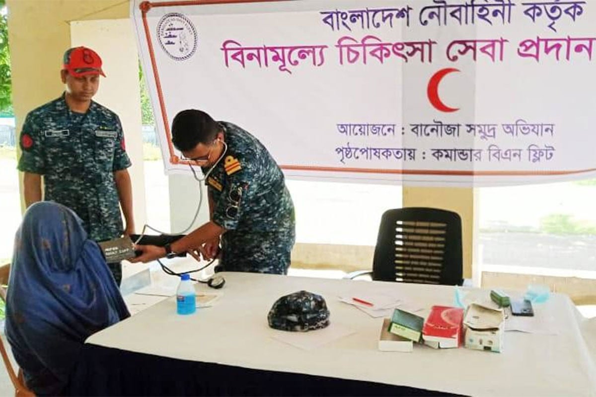 সেন্টমার্টিন দ্বীপে বিনামূল্যে নৌবাহিনীর চিকিৎসা সেবা প্রদান