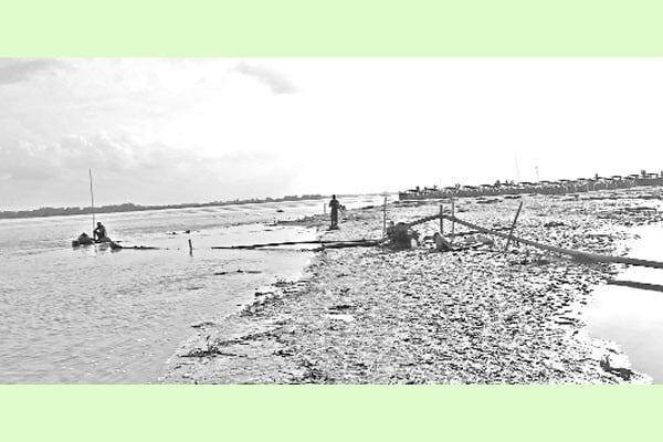 তিস্তার বালু লুট, হুমকিতে বাঁধ