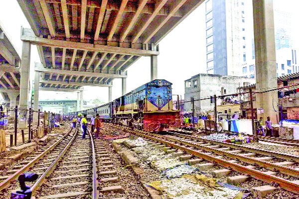 রেললাইনের ধারে মাদকের হাট