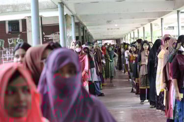 ৩ ঘণ্টায় টিএসসিতে পড়ল ৩৫ শতাংশ ভোট
