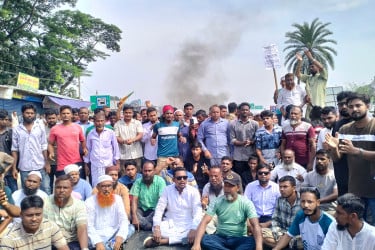 ভাঙ্গায় মহাসড়ক অবরোধ, ঢাকার সঙ্গে ২৩ জেলার যোগাযোগ বিচ্ছিন্ন