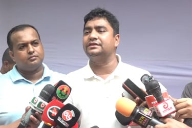 ঢাবির কিছু শিক্ষক শিবিরের ভাষায় কথা বলছেন : নাছির