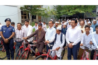 চাঁদপুরে কৃতি শিক্ষার্থীরা পেল বাইসাইকেল