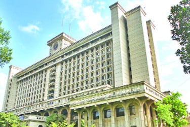 নানান সমস্যায় ঢাকার দুই সিটি করপোরেশন