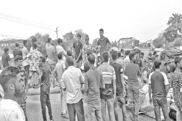 বকেয়া বেতন দাবিতে ঢাকা সিলেট মহাসড়ক অবরোধ