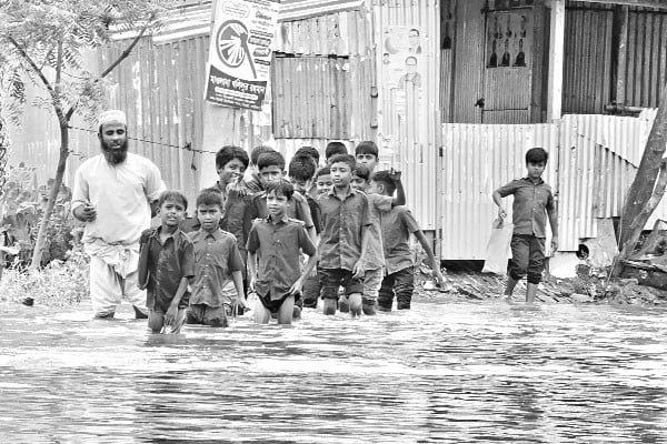 রাস্তায় জলাবদ্ধতা দুর্ভোগ শিশুদের