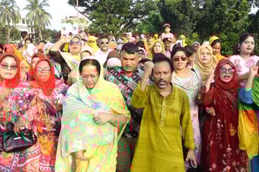 সিরাজগঞ্জে বর্ণাঢ্য আয়োজনে মহিলা দলের প্রতিষ্ঠাবার্ষিকী পালন