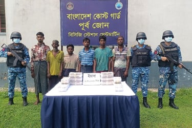সেন্টমার্টিনে ১ লাখ ২০ হাজার ইয়াবাসহ ৬ পাচারকারী আটক