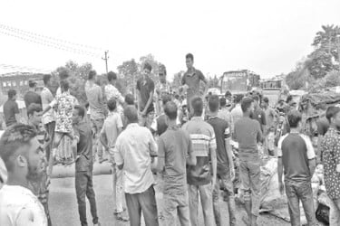 বকেয়া বেতন দাবিতে ঢাকা সিলেট মহাসড়ক অবরোধ