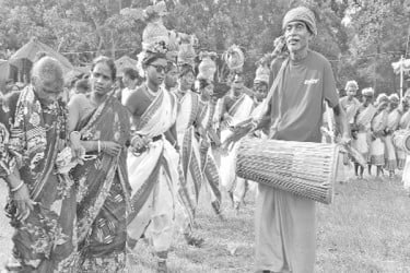নাচে-গানে মাতোয়ারা কারাম উৎসবে