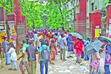 ডাকসু ভোট নিয়ে শিক্ষার্থীদের ভিড়
