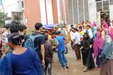বকেয়া পাওনার দাবিতে টঙ্গীতে শ্রমিক বিক্ষোভ