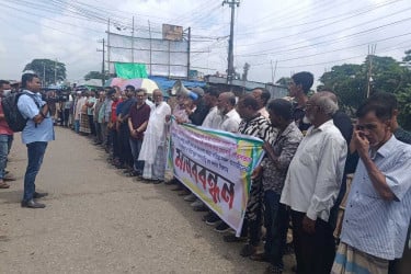 নোয়াখালীতে যাত্রী ছাউনি নির্মাণের নামে খাল ভরাটের প্রতিবাদ