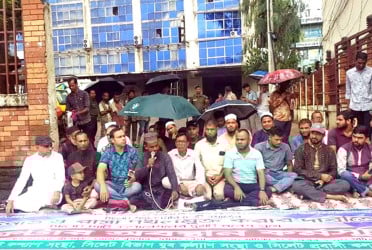 হকারমুক্ত ফুটপাতের দাবিতে সিসিকের সামনে অবস্থান কর্মসূচি
