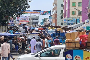 চাঁদপুরে চালকদের বিক্ষোভ, যাত্রীদের ভোগান্তি