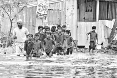 রাস্তায় জলাবদ্ধতা দুর্ভোগ শিশুদের